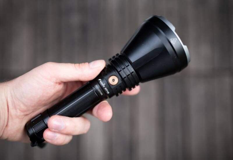 Fenix HT18: дальнобойный фонарь с тактической кнопкой и цветными фильтрами